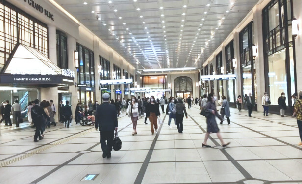③北新地方向へ道なりに進み、阪急百貨店横を抜けます。