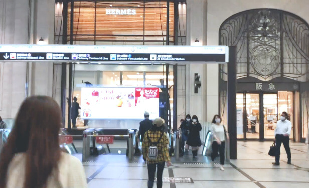 ④エスカレーターを下りて、右手(大阪梅田駅方向)に進みます。