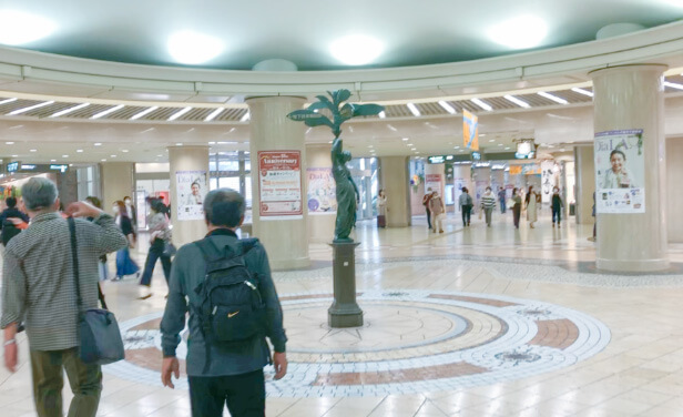 ④円形広場に来たら、正面右斜めの「JR北新地駅」の方向へ進みます。
