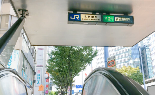 ⑥エスカレーターを上がって地上に出ます。