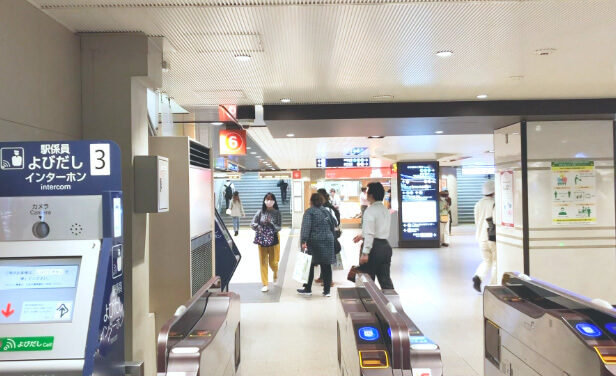 ①阪急梅田駅2階中央改札を出て、北新地方向へ進みます。