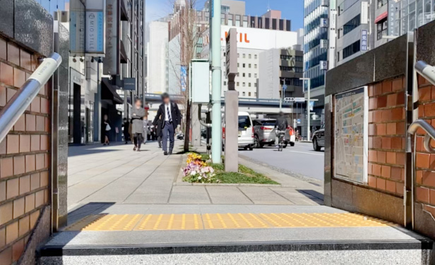 階段を上がって、そのまま直進します。