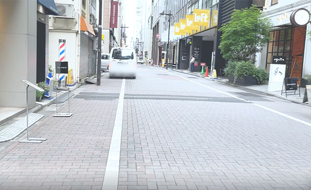 階段を上がったら左に曲がり、そのまま直進します。