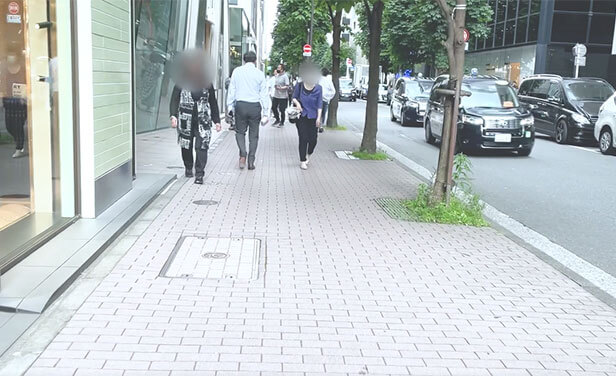 銀座マロニエ通りを左に曲がります。