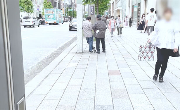 階段を上がって、直進します。