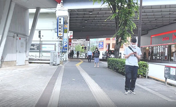 階段を上がったら左に曲がり、そのまま直進します。